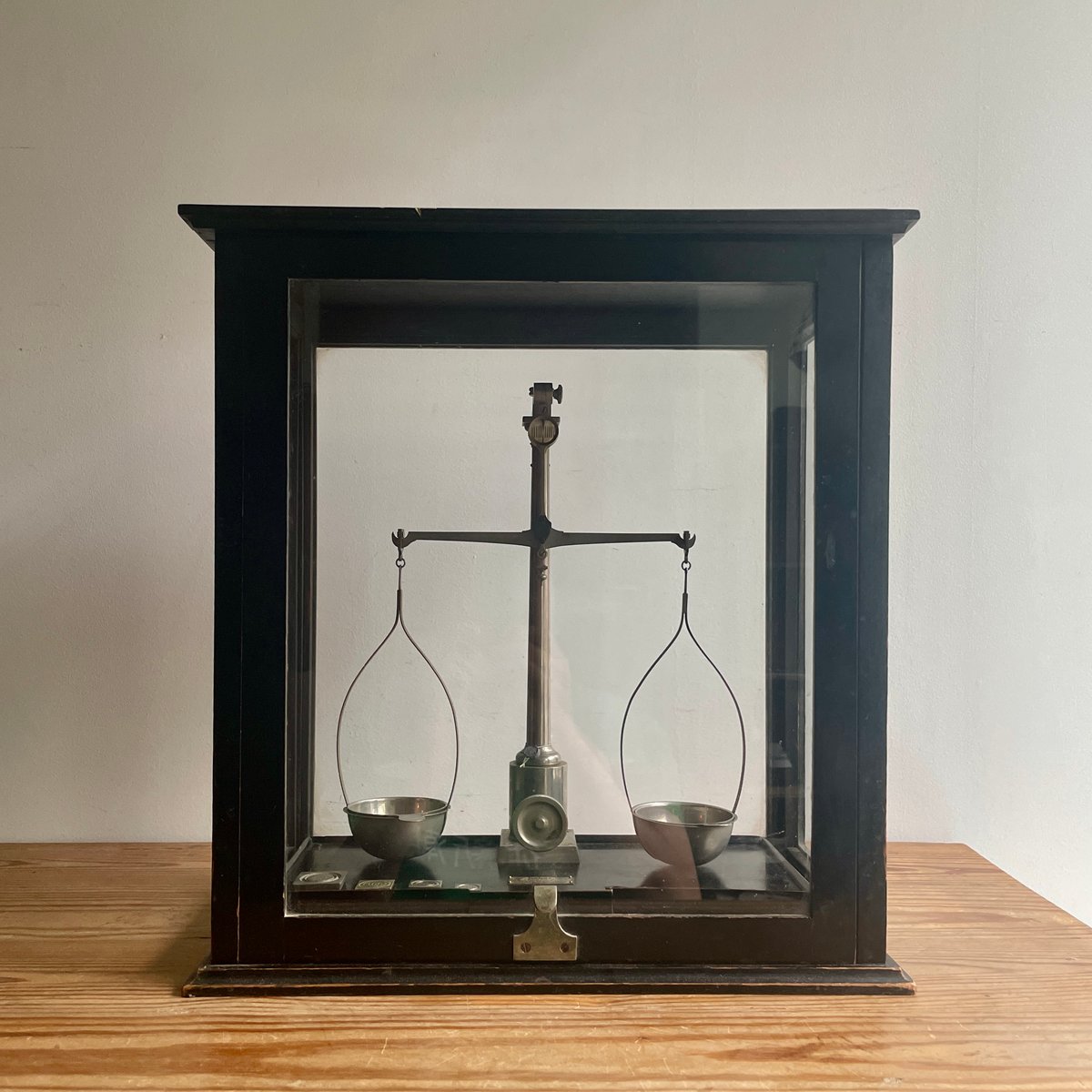 ガラスケースの天秤 | antiques miyawaki modern
