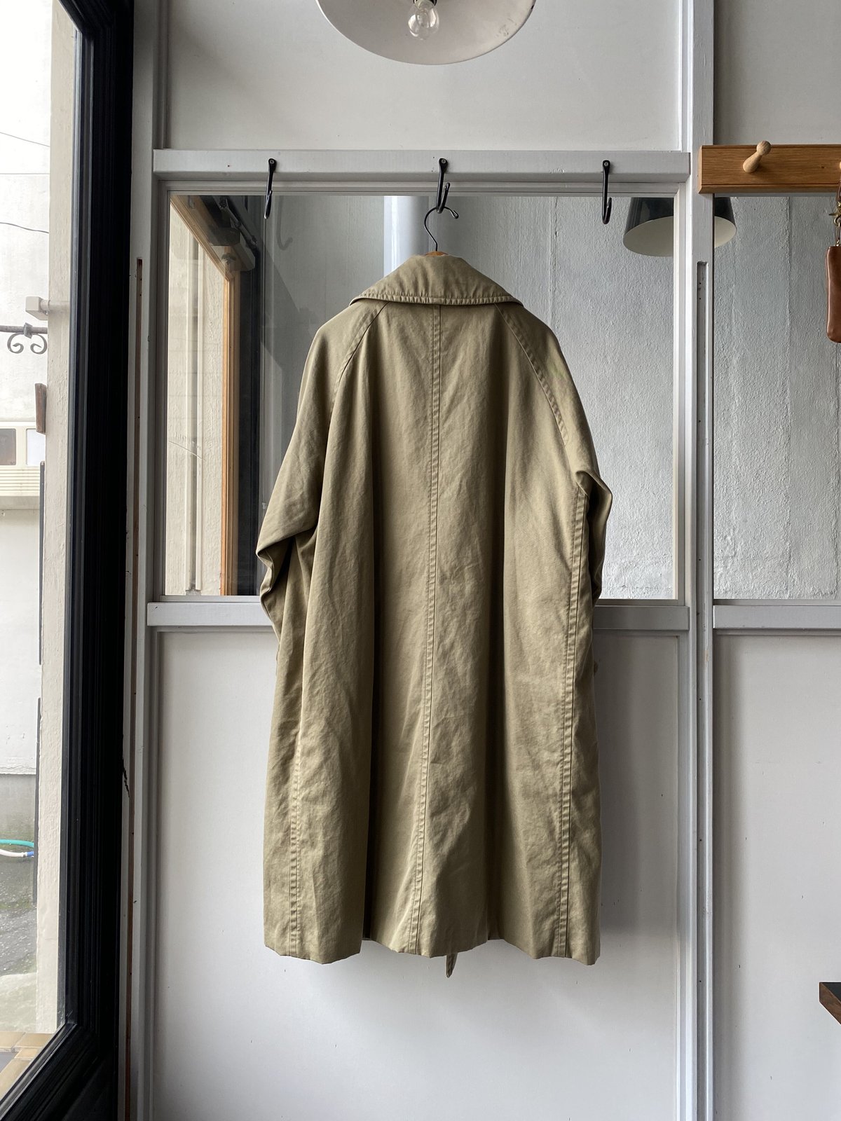 COMOLI コットンギャバ ダブルブレステッドコート | Less Higashikawa