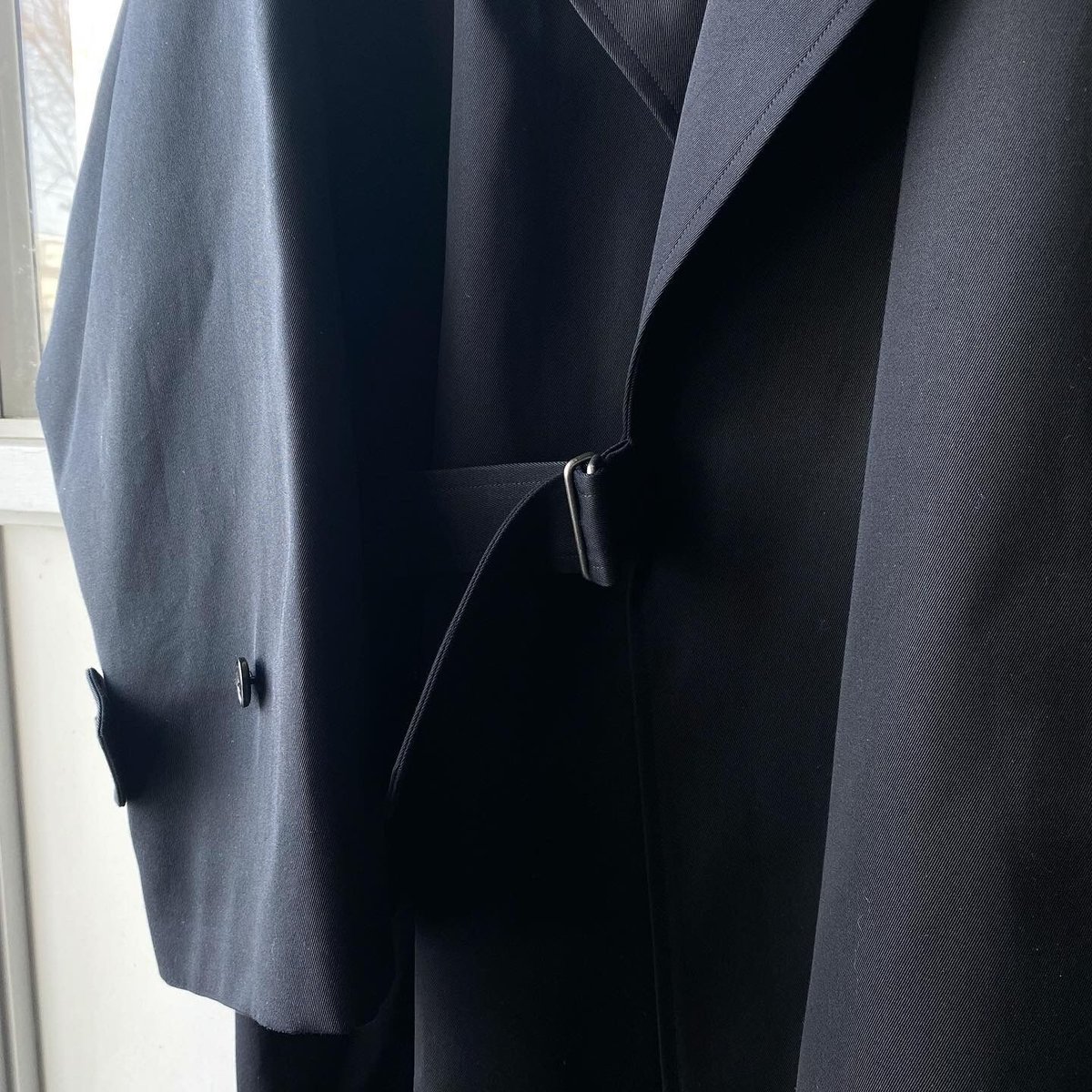 COMOLI コットンギャバ タイロッケンコート （BLACK) | Less Higas