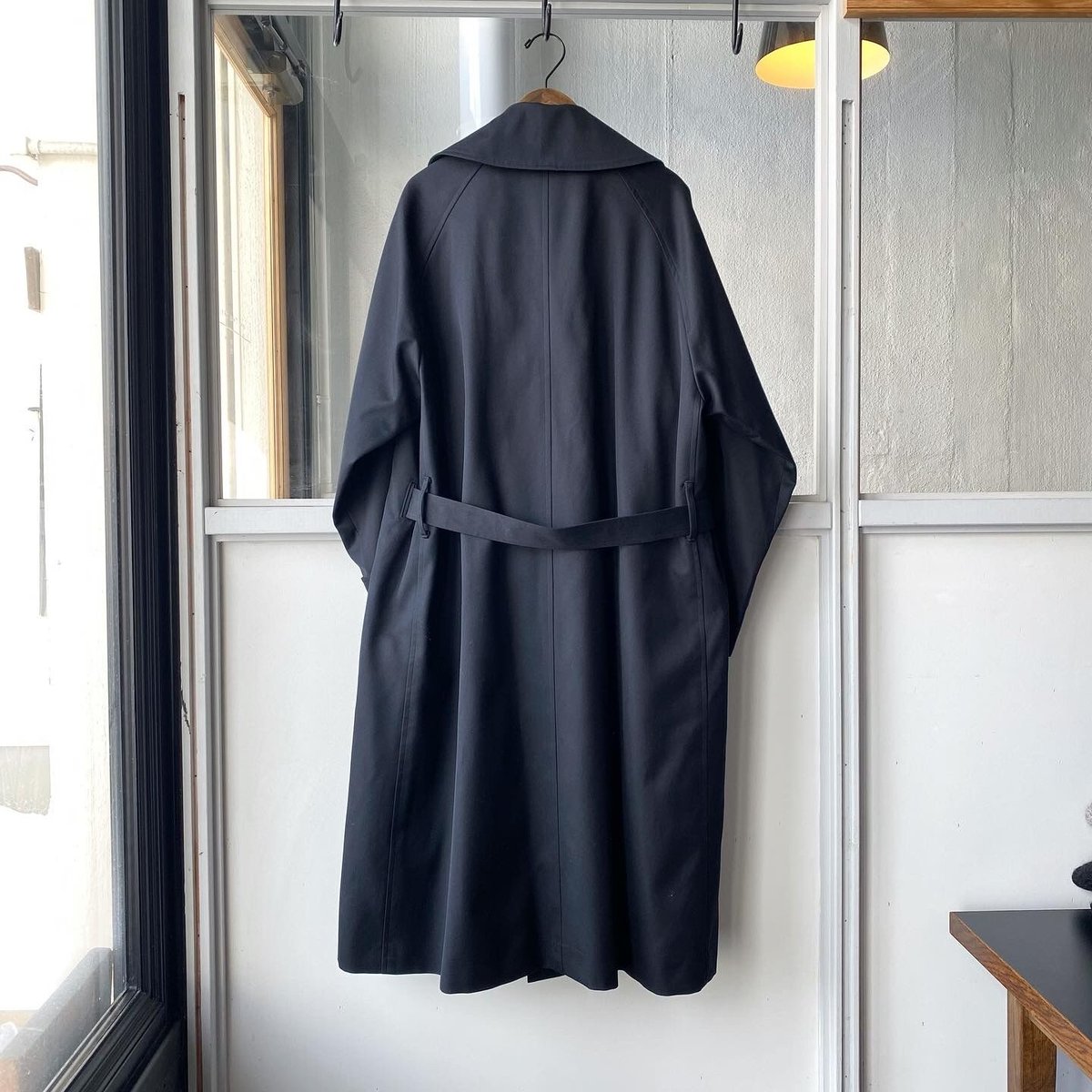 COMOLI コットンギャバ タイロッケンコート （BLACK) | Less Higas