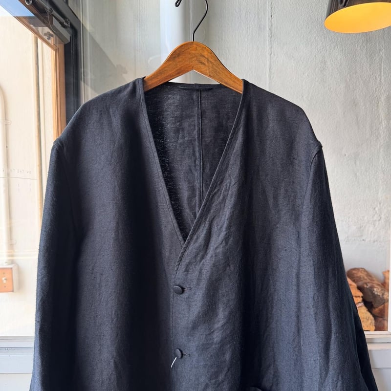 COMOLI リネンサテン ノーカラージャケット | Less Higashikawa