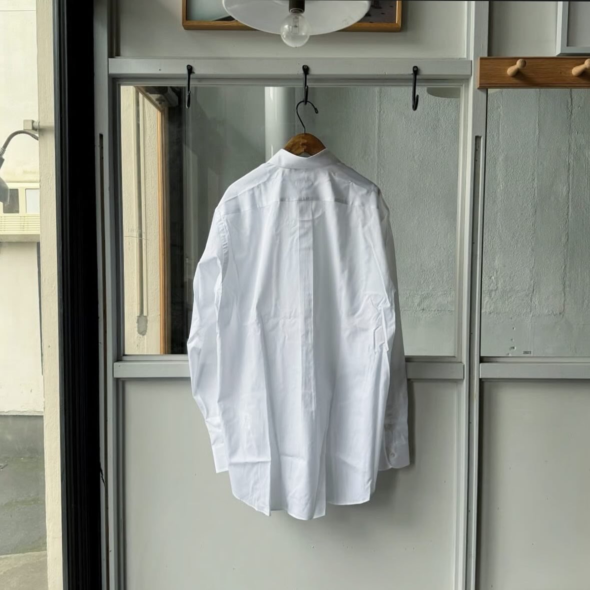 COMOLI ツイル ドレスシャツ | Less Higashikawa