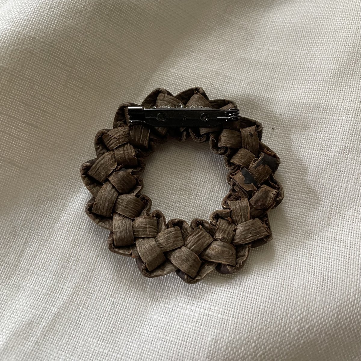 胡桃樹皮ブローチ I | netco.basket STORE