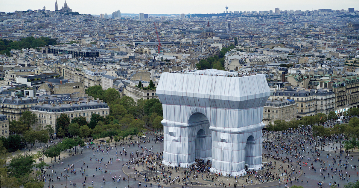凱旋門が布で覆われた、前代未聞のアートプロジェクト。その全貌とは？