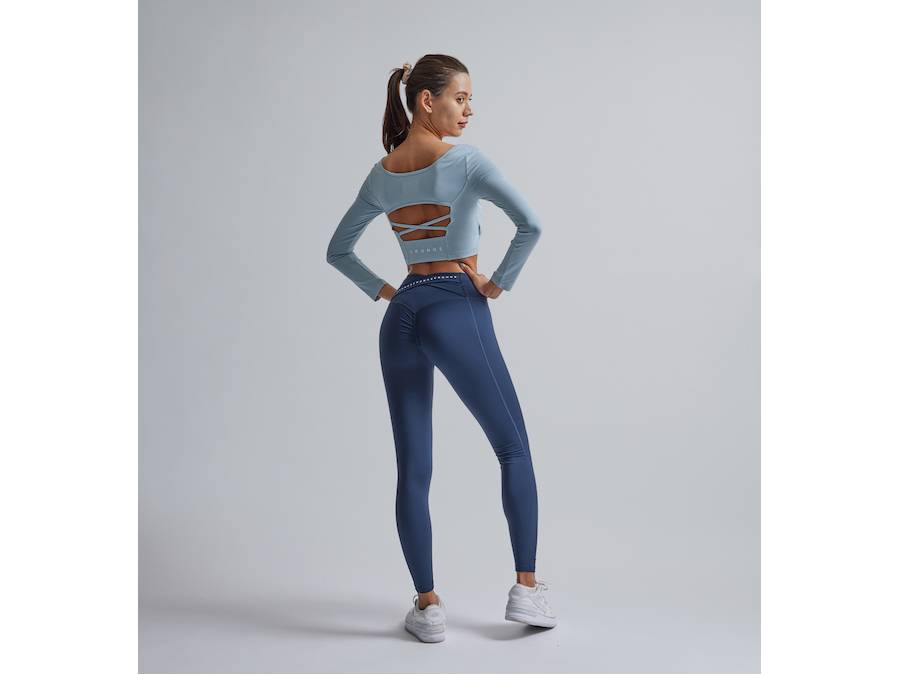 スタイリッシュなセットアップからヘルシーな肌見せトップスまで揃う