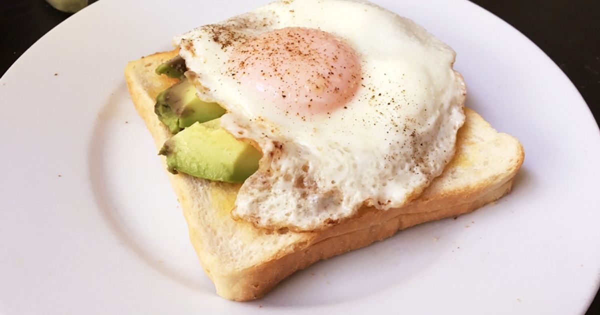 5分で！アボカド目玉焼きオープンサンド♡ by japinaus 【クックパッド