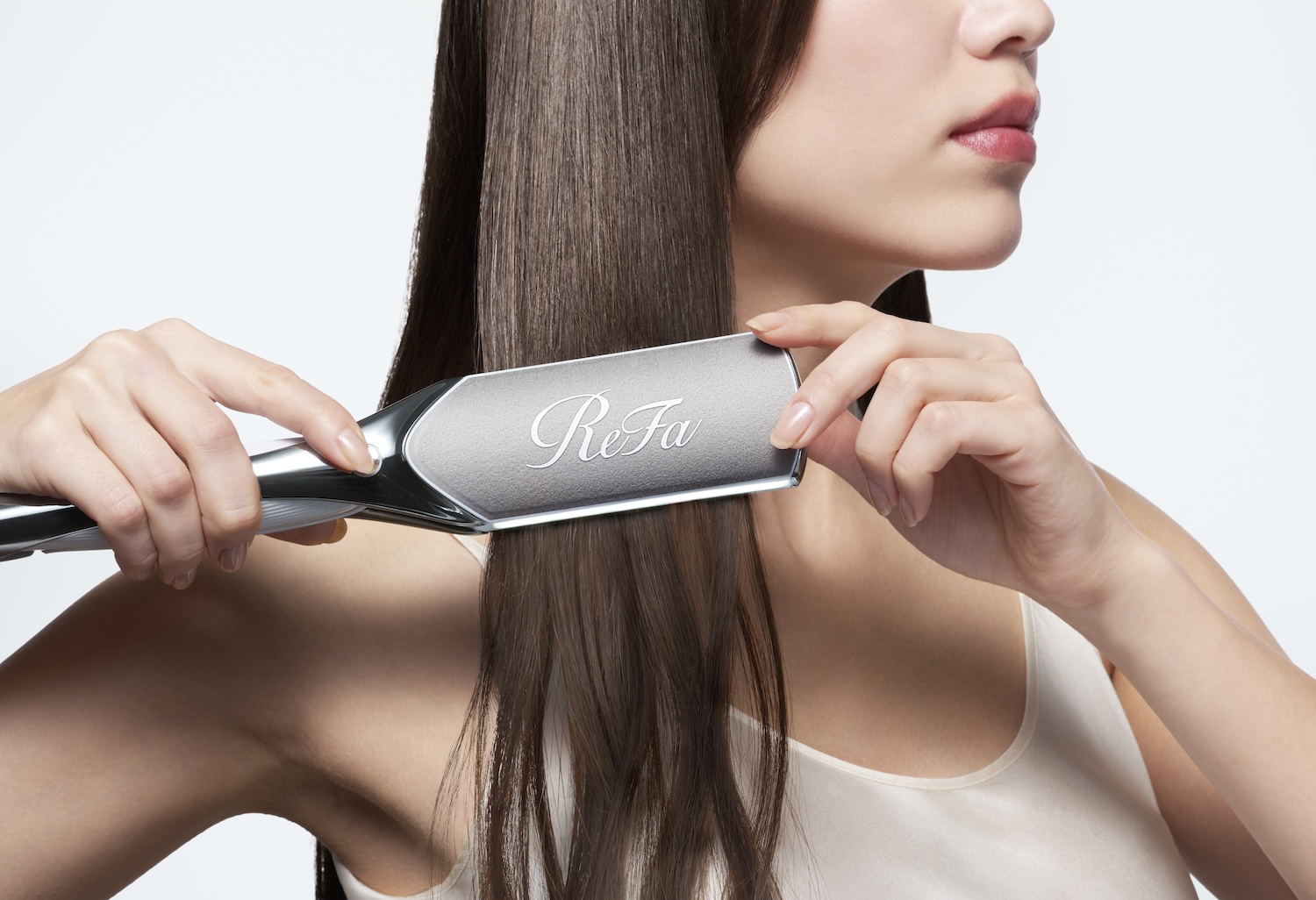 ReFa】幅広プレートでプロ級ストレートに！梅雨時期のうねり・広がり