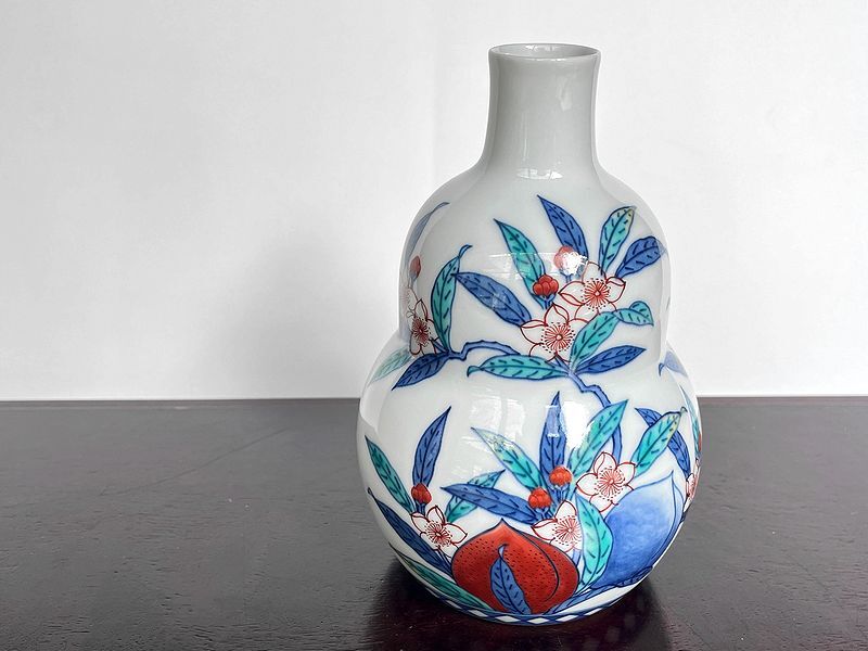 色絵磁器蝶図壺 (未使用 新品同様) 色絵磁器蝶図壺 (未使用 新品同様