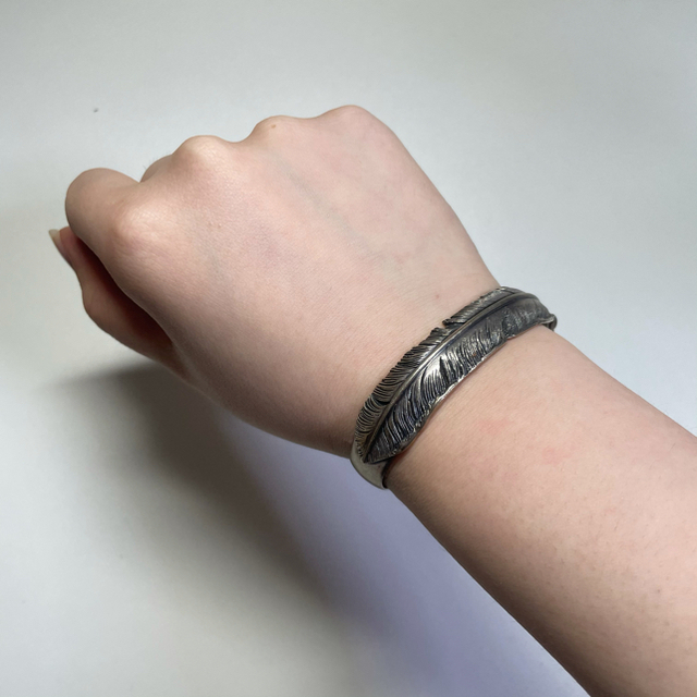 SAAD フェザーバングルの通販 by n shop｜ラクマ