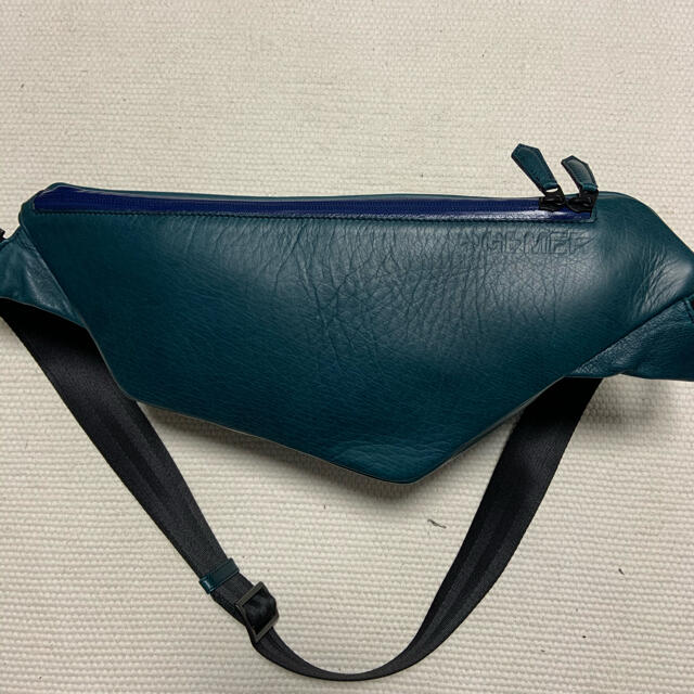 3Dフォルムのレザーボディバッグ GEMER（ジェマー）の通販 by