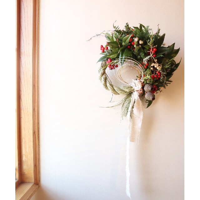 2022・新年を迎える門出に華やかな紅白しめ縄リース。お正月飾り。南天