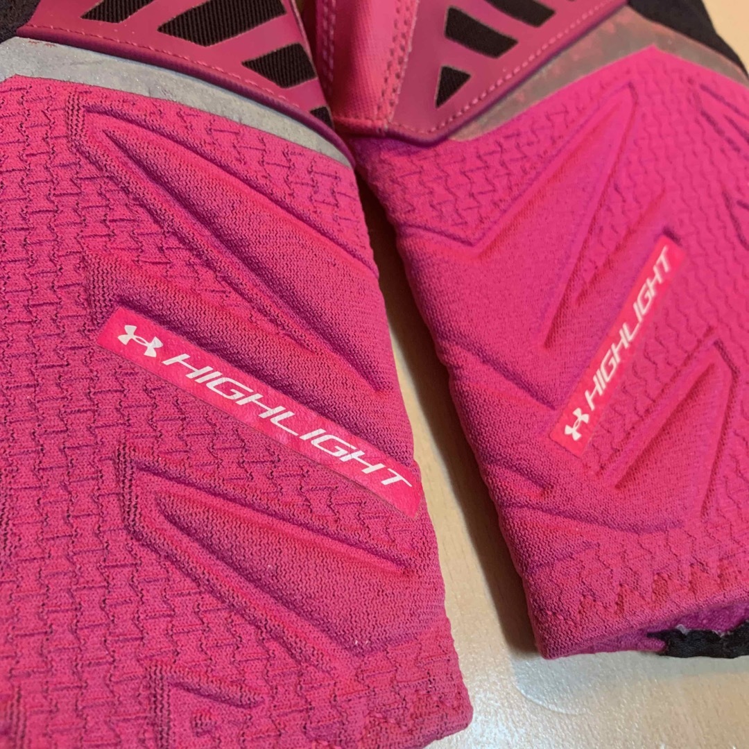 UNDER ARMOUR - UAハングロ“High Light ピンクリボン“MDサイズ 廃番