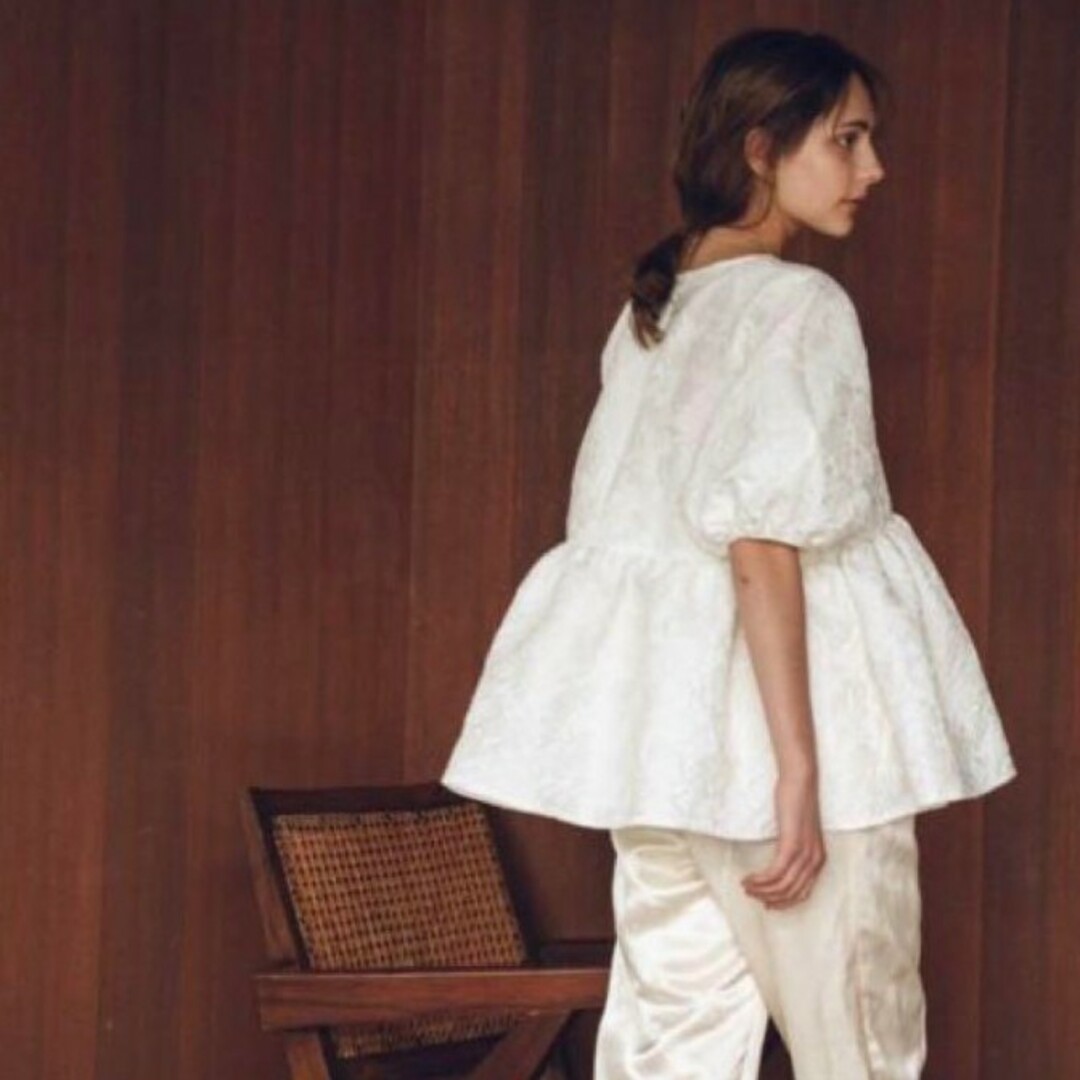 ☆新品タグ付☆ohga☆フラワー☆ジャガードブラウス☆ホワイト☆の通販