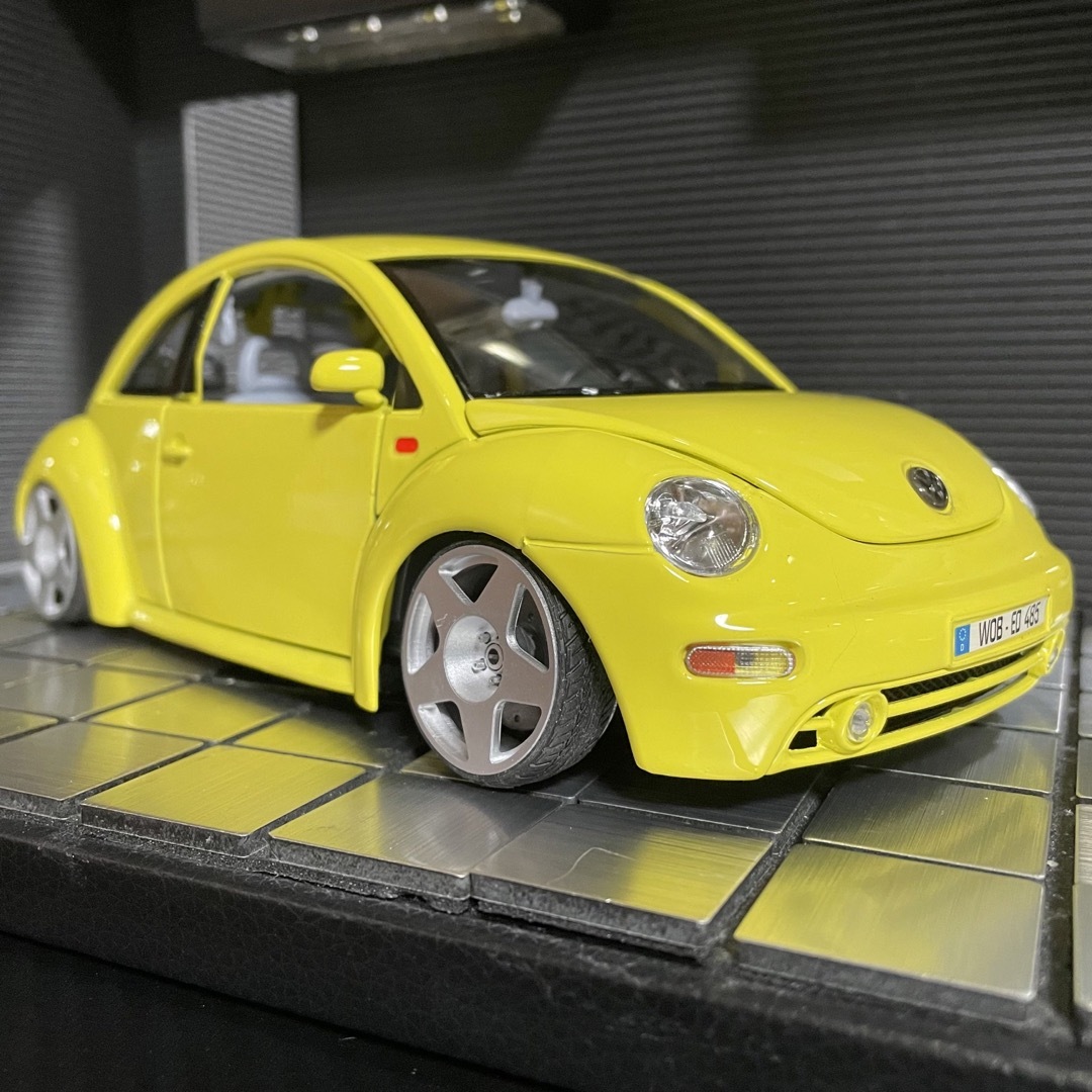 ブラーゴ 1/18 フォルクスワーゲン ニュ-ビートル（カスタム仕様)の