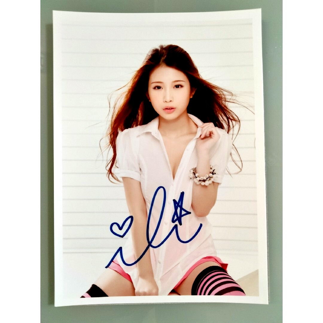 イリィ直筆サイン入り2Lサイズ写真…iri…シンガーソングライター…の通販