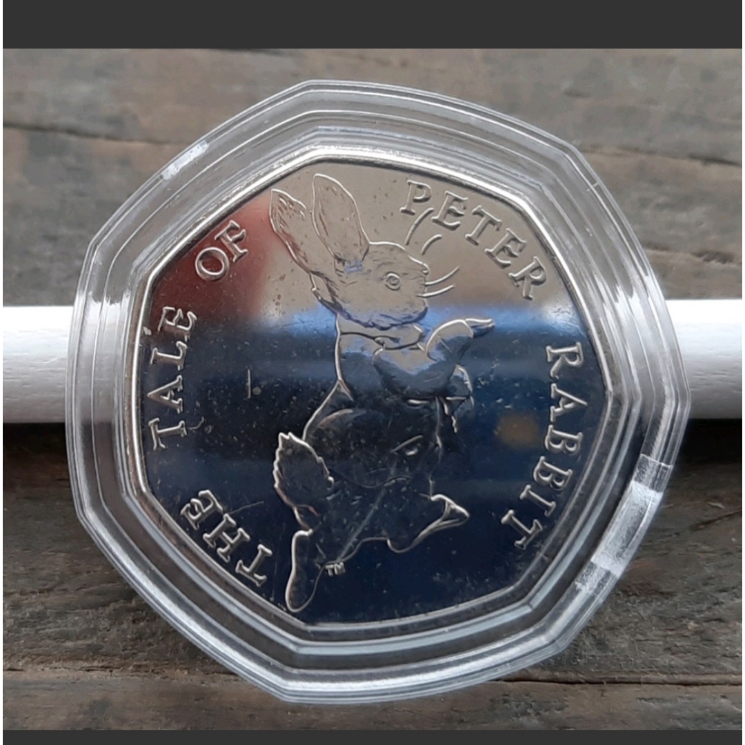 ピーター ラビット と エリザベス女王 本物 英国 50ペンスコイン