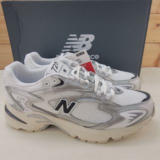 New Balance（スニーカー ・ シルバー/銀色系）のフリマアイテム一覧