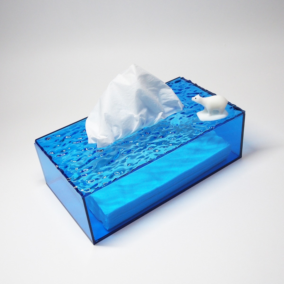 SNSで話題「氷山になるティッシュケース」が商品化 水面の影が涼しげな