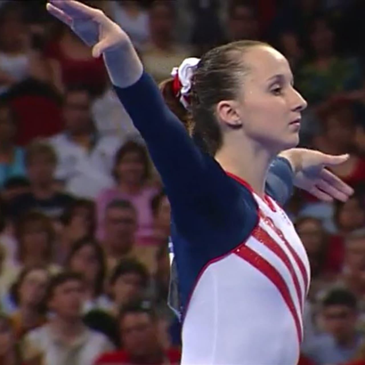 クリステン・マロニーがシドニー2000の団体で床ルーティンを披露