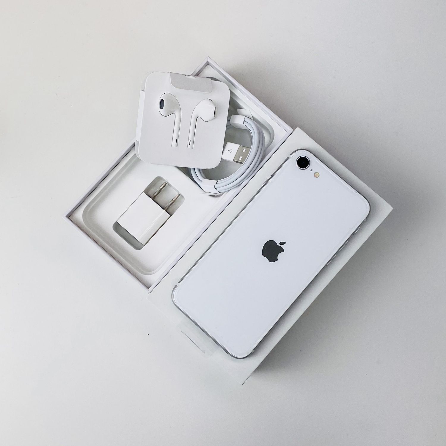 ムスビー｜【超お得！付属品付き】iPhoneSE2 White [SIMロック解除済品