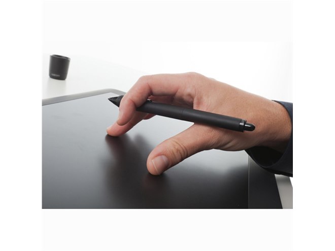 ワコム、マルチタッチ対応のプロ向けペンタブレット「Intuos 5