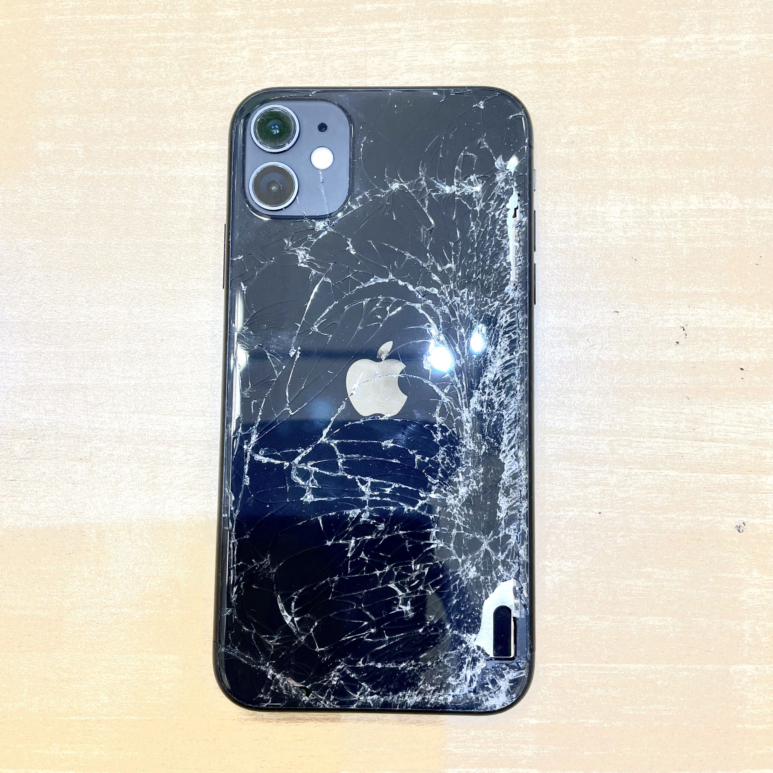 iPhone 背面ガラス割れ修理 | 【公式】iPhone修理のオリスマ アル