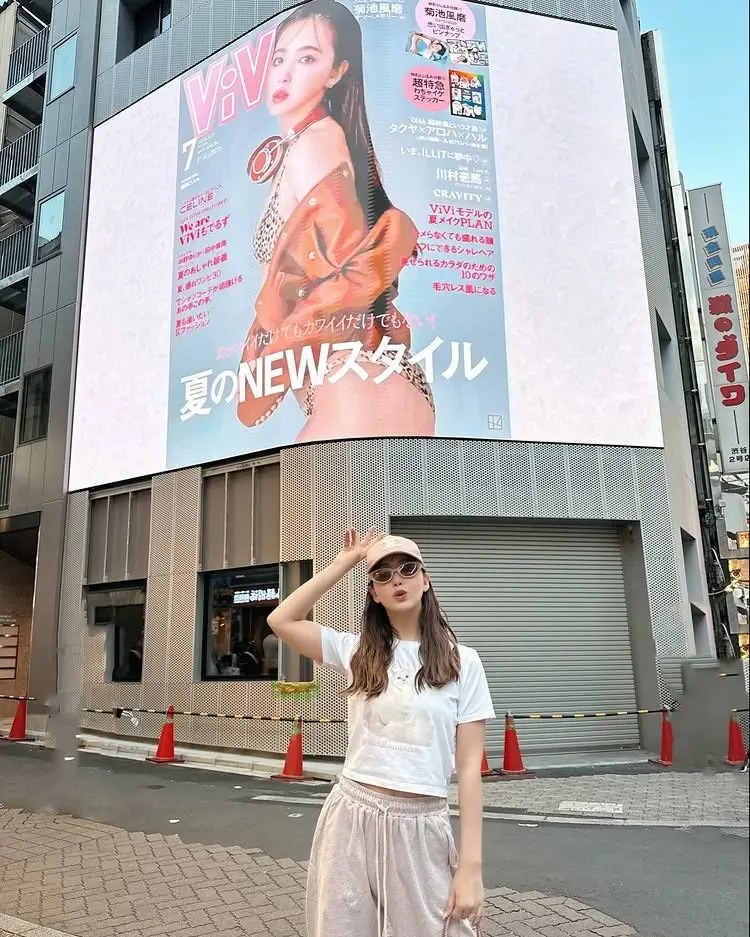 CELINEの「トリオンフ ベースボールキャップ」を着用した芸能人の