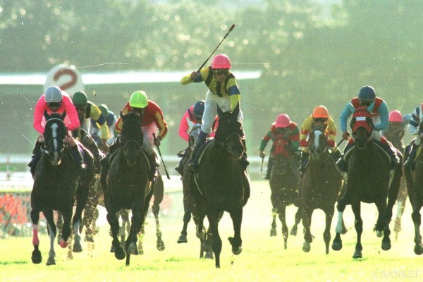 ダンスインザダーク ～菊の舞台で華麗に舞った漆黒の超良血馬
