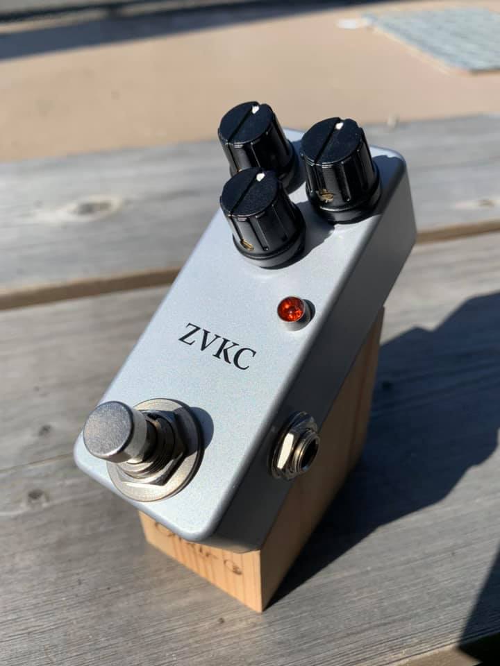 伝説的なエフェクターのハイエンドクローン!! – きくがわ楽器