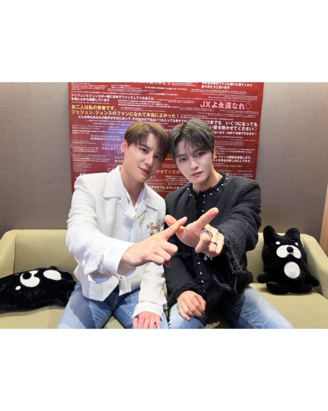 ジェジュン＆ジュンス「JX」、仲のいいポーズでファンミ終了のあいさつ