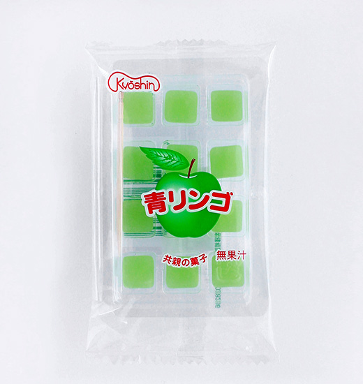 袋入 青りんご餅N｜創業70年の駄菓子メーカー、共親製菓株式会社