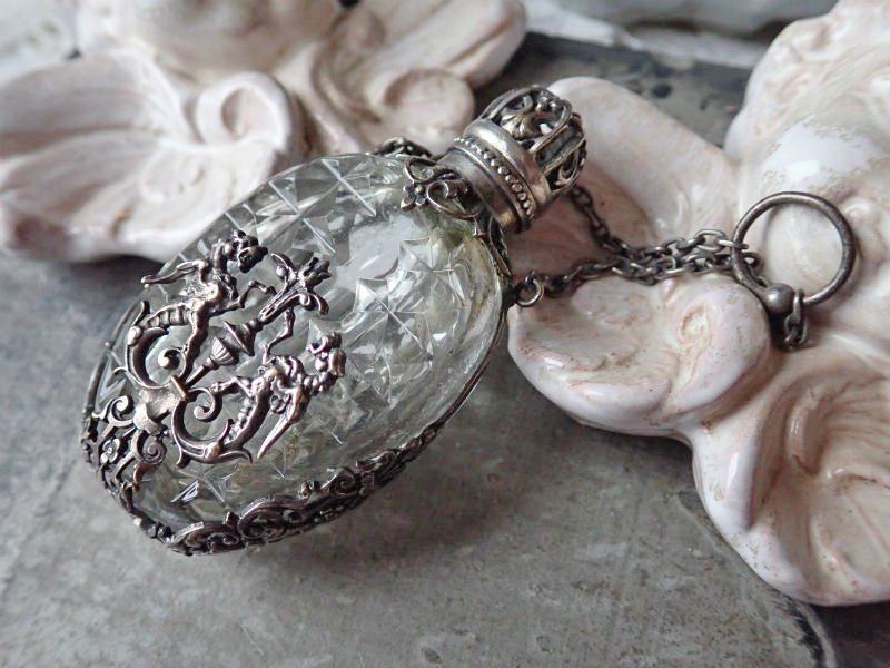 1900年代初頭】【グリフォン/ワイバーンの透かし細工カットガラス香水