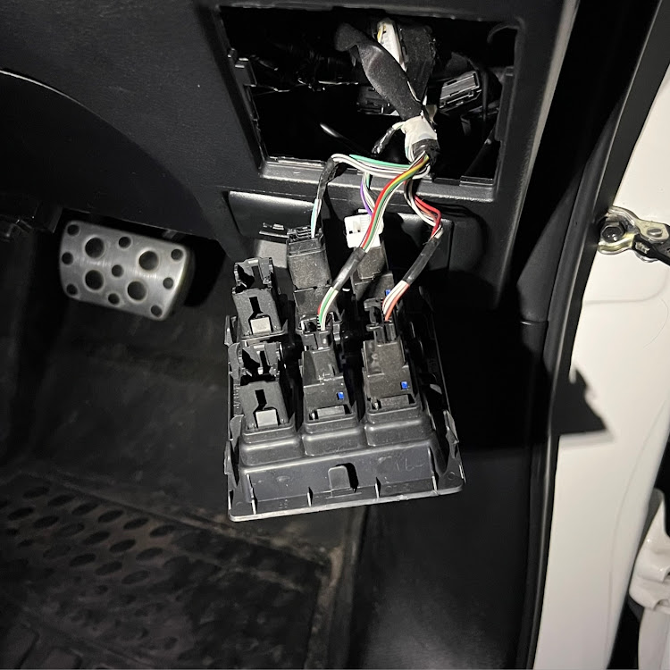 ハイラックスのヘッドライトレベライザーに関するカスタム事例｜車の