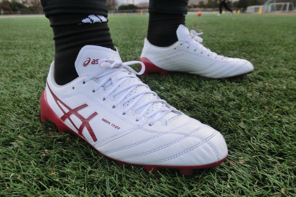 イニエスタ着用スパイク、アシックスDSライトX-FLY4に新色が登場