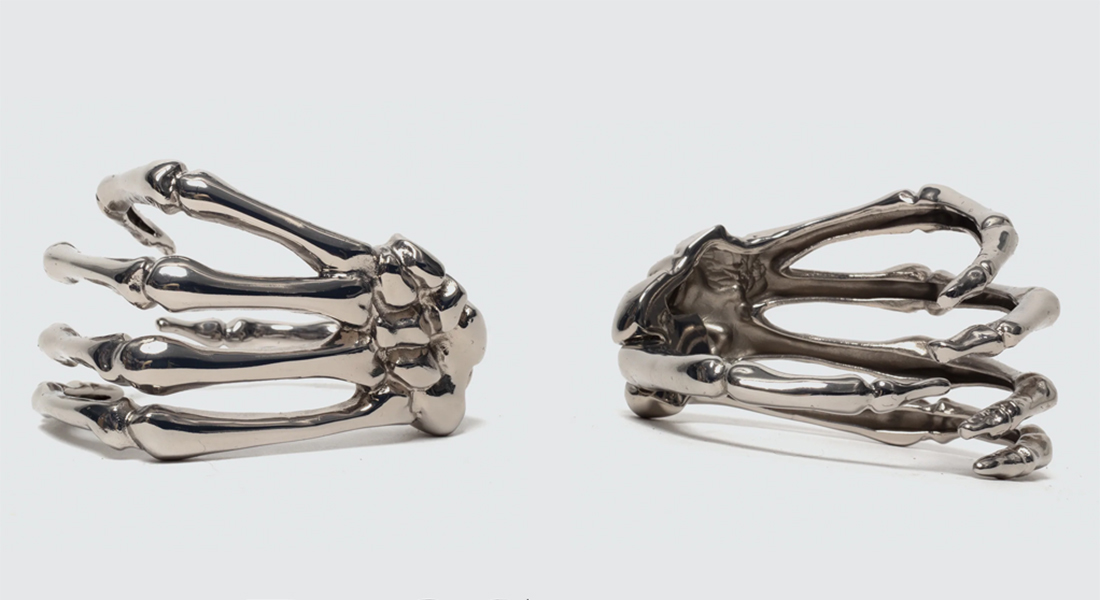 手首を包み込む Raf Simons のスケルトンブレスレットで反骨精神を表現