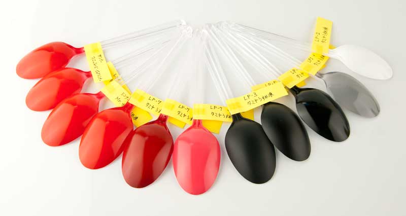 タミヤから新たに発売された瓶入りラッカー塗料の使用感をレビューして