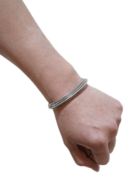 Whlie Secatero（ワイリー セカテロ） 】ナバホシルバーバングル