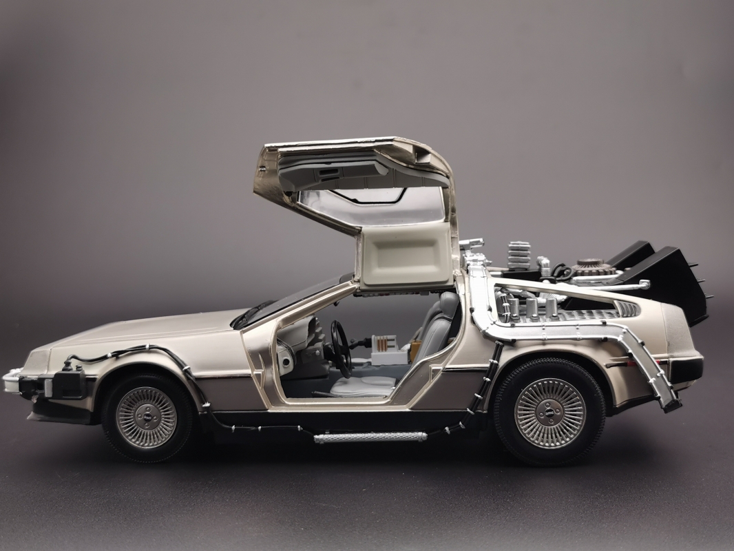 最終入荷】バック・トゥ・ザ・フューチャー/ DMC-12 デロリアン 1/18