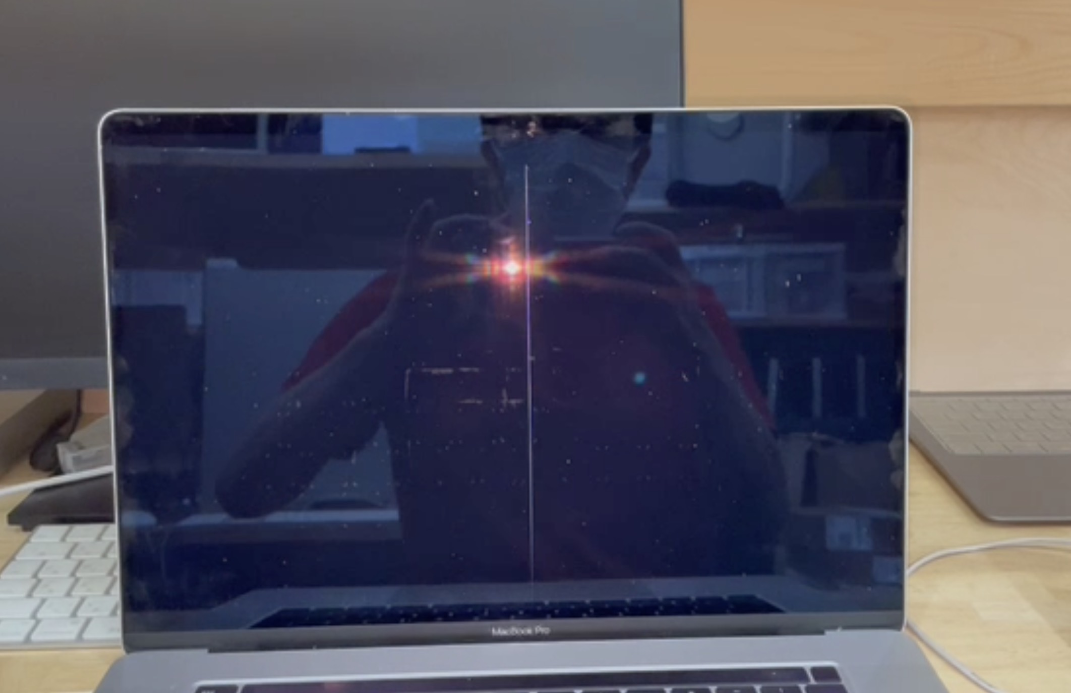 画面が映らない】MacBookPro 16inch 2019 液晶修理 | Mac修理アースト