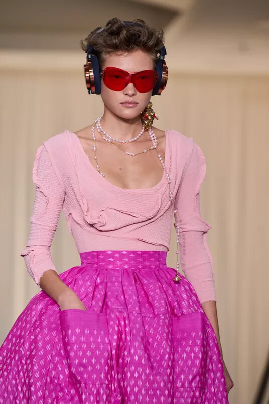 ヴィヴィアン・ウェストウッドのショー、80年代のダイアナ妃に敬意を