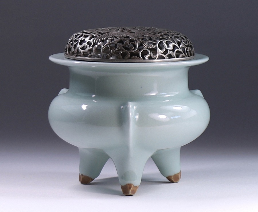 帝室技芸員 初代諏訪蘇山 青磁袴腰香炉 小禽に唐草透彫銀火舎添 共箱付