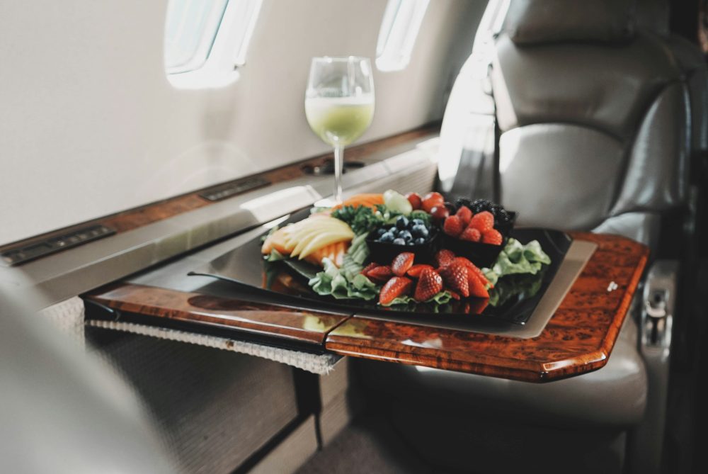 ファーストクラスの機内食はここまで凄い！JAL・ANAの機内食の魅力を