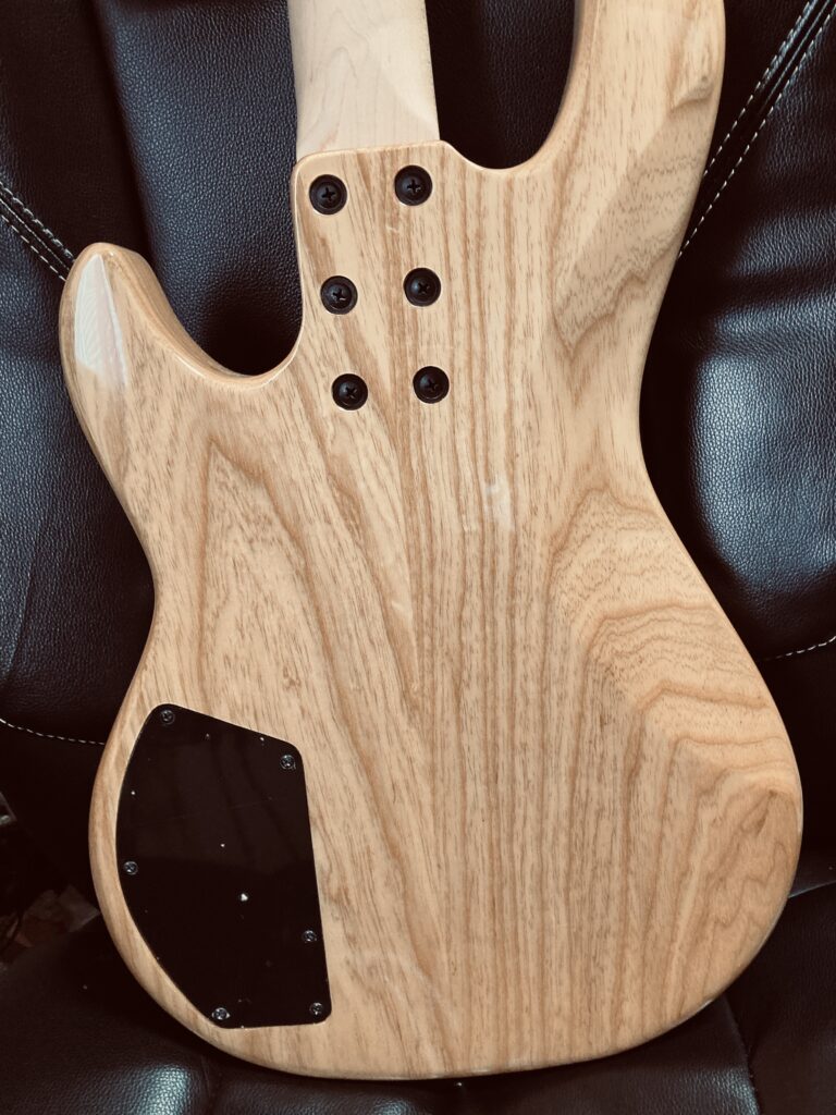 解説】アッシュボディの特徴 | 重たいながらも低音域と高音域に優れた