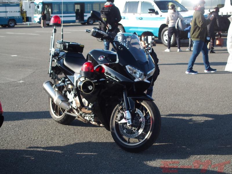 白バイそっくりな「黒バイ」「黄バイ」って何だ!? 機動力を生かして