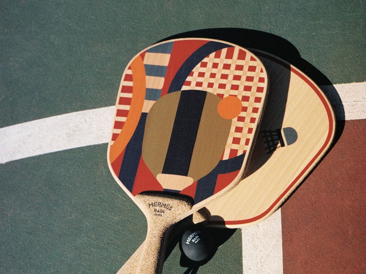 夏がもっと好きになる、エルメスのポップなビーチラケット | Vogue Japan