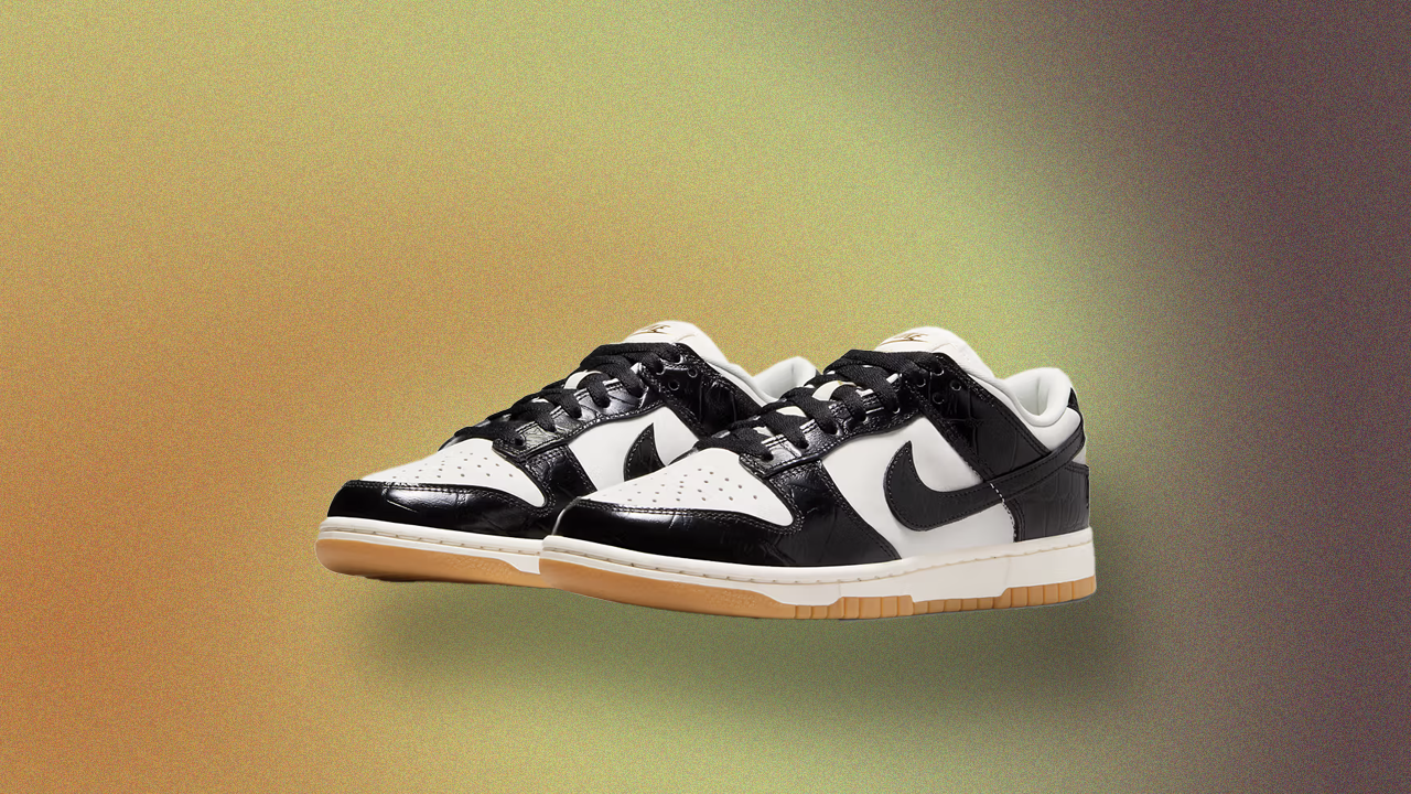 ナイキ「ダンク LOW “Black Croc”」は、光沢感のあるブラック&ホワイト
