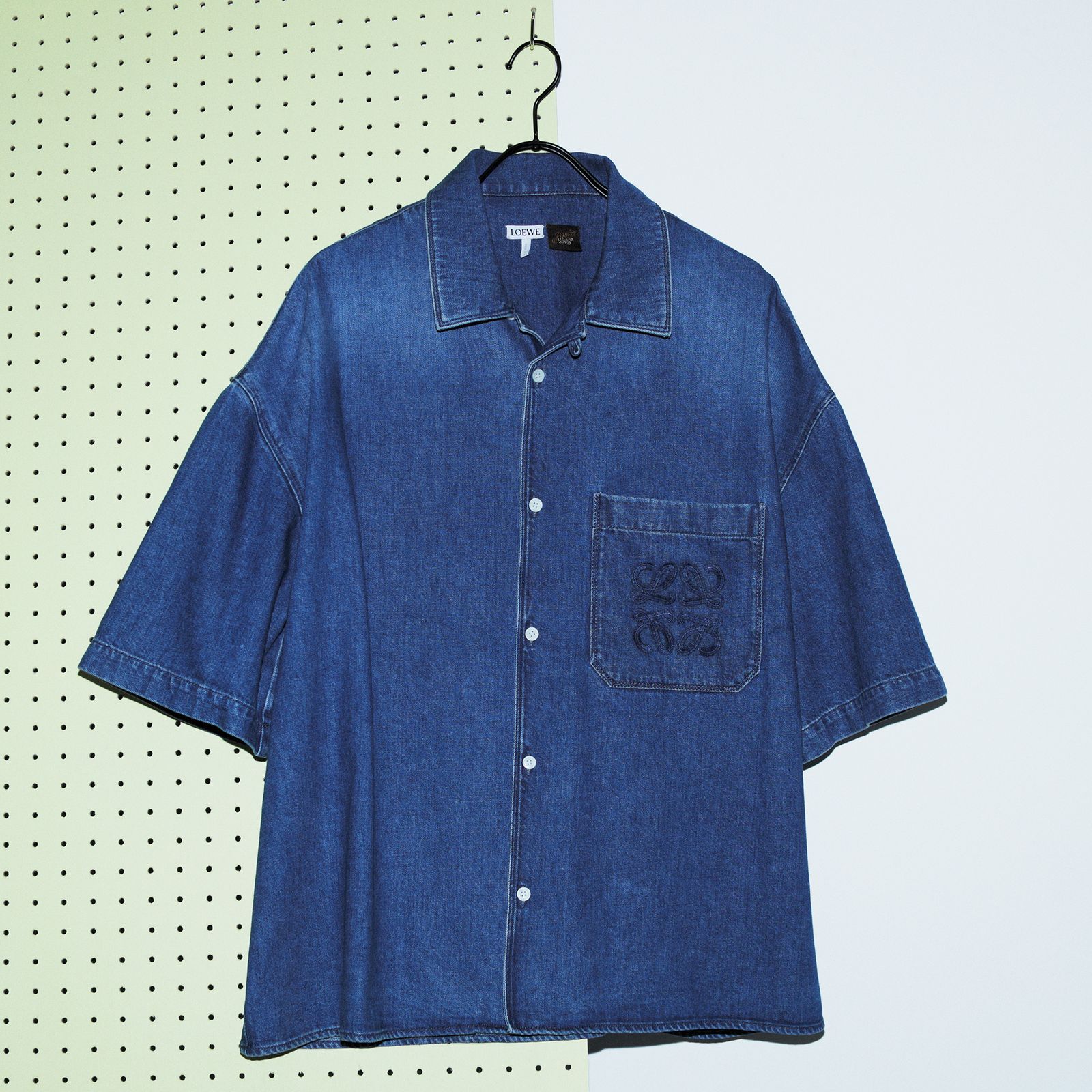 ロエベの華やかなシャツで気分を上げる──特集：1枚で主役級になる