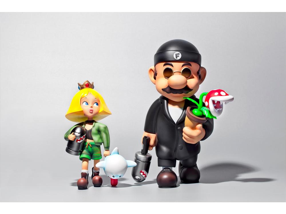 映画『レオン』のキャラクターに扮したマリオとピーチ姫のフィギュアが