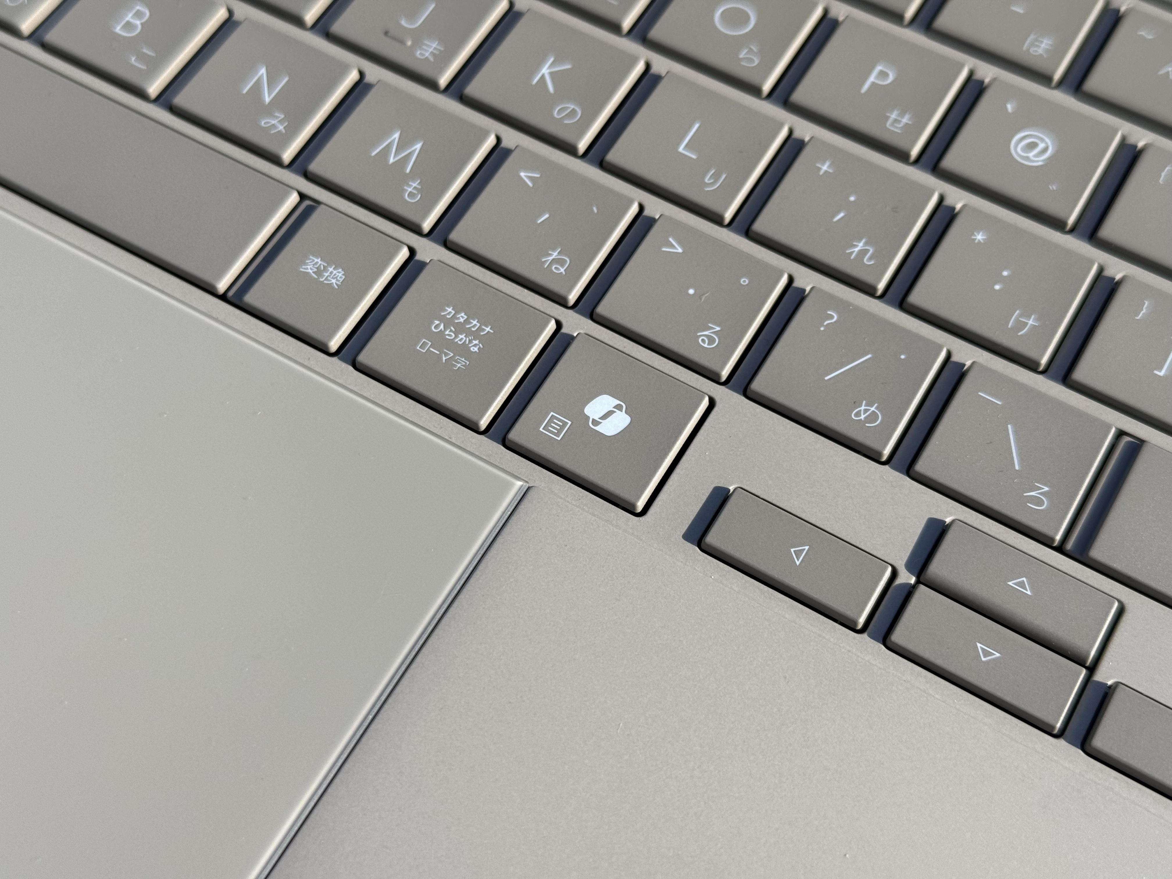 MacBook “Air”を使ってる人は｢899gの軽量ノートPC｣をどう感じる？実際