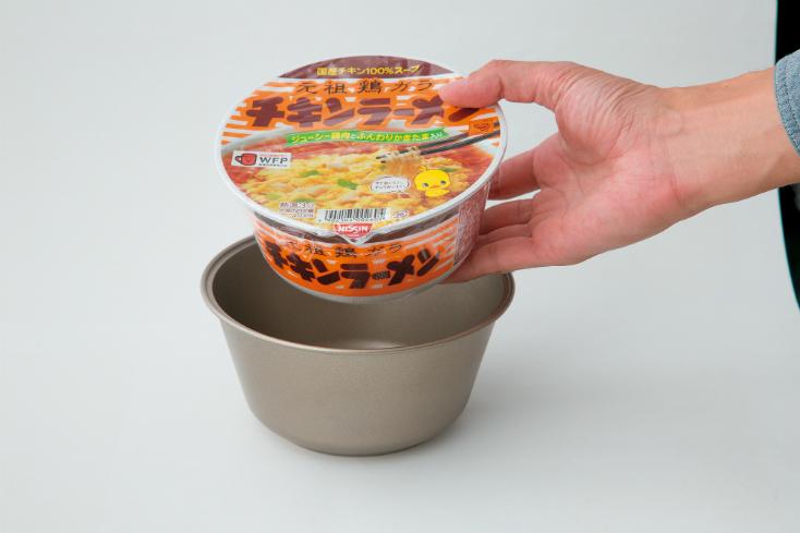 店舗ならまだ在庫が。日清とスノーピークがコラボした、ユニークな